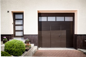 Sekční garážová vrata Kružík, deign hladký panel s integrovanými dveřmi a celoprosklenou sekcí.
